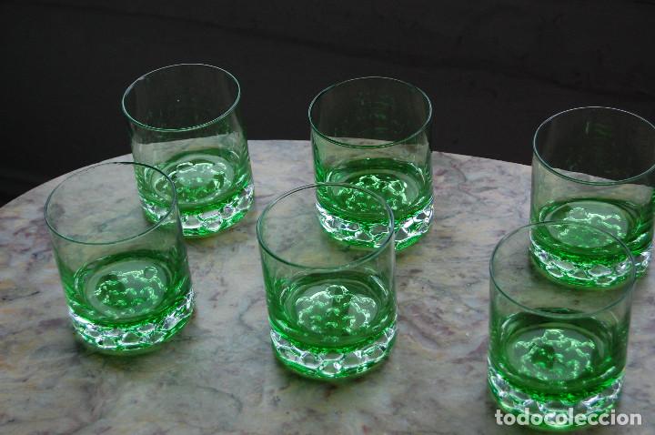 Oggetti Antichi: SEIS VASOS DE CRISTAL CON TONALIDAD VERDE. MEDIDAS: 10 CM. DE ALTURA Y 9 CM DE DIAMETRO.