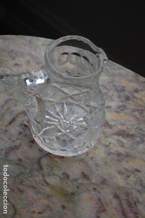 Antiquit&auml;ten: JARRITA DE CRISTAL TALLADO. MEDIDAS: 25 CM. DE ALTURA Y 10 CM. DE DIAMETRO DE BASE.