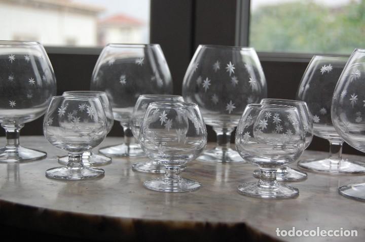 Antiquit&auml;ten: CINCO COPAS GRANDES Y SEIS PEQUE&Ntilde;AS DE CRISTAL PARA CO&Ntilde;AC. TALLADURA EN FORMA DE ESTRELLA.