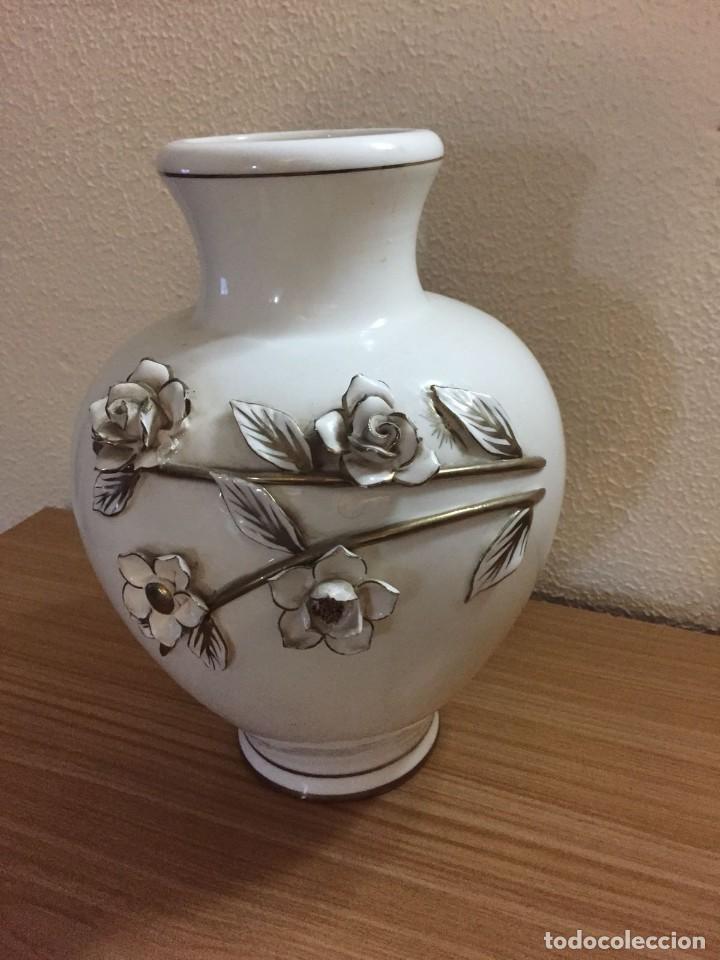 Antig&uuml;edades: JARRON CON FLORES EN RELIEVE - Foto 1