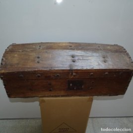 Caja,baúl arcón en madera con remaches de hierro muy antiguo.s.xvii-s.xviii ?