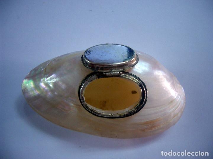 Antig&uuml;edades: Pastillero en concha de n&aacute;car y boca en plata. - Foto 3