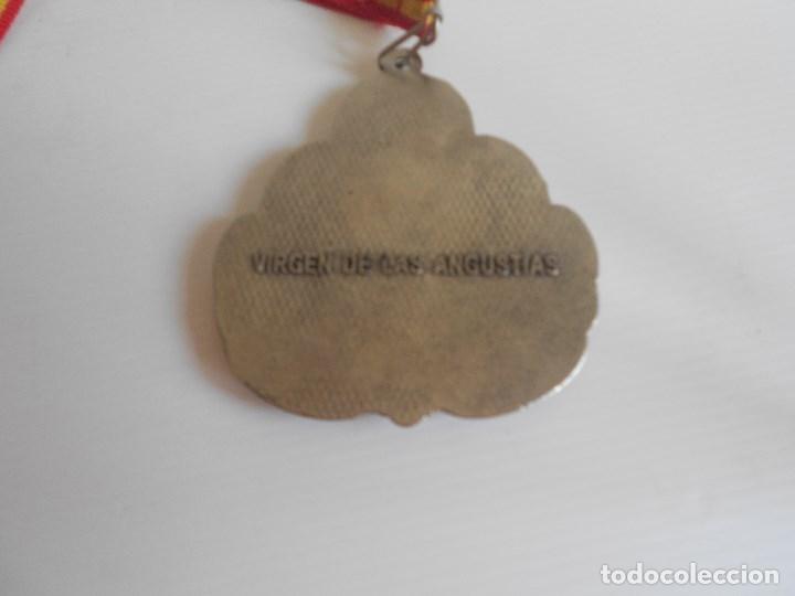 Antig&uuml;edades: medalla de la virgen de las angustias - Foto 3