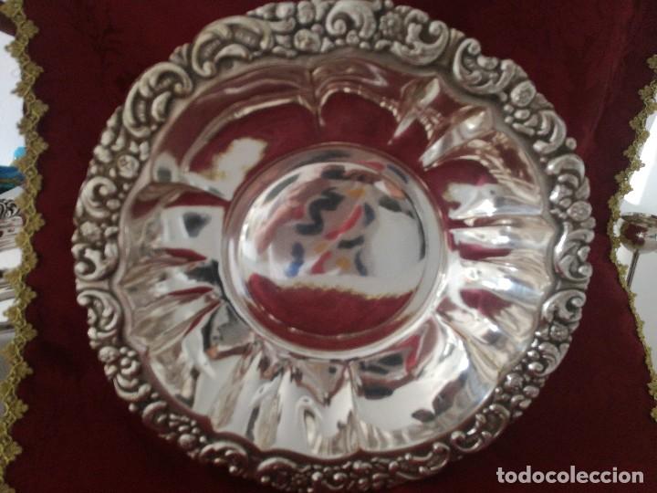 Antig&uuml;edades: PRECIOSA BANDEJA REPUJADA PARA ALTAR - Foto 1