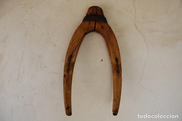 Antig&uuml;edades: Horcate o yugo, apero de labranza. - Foto 2