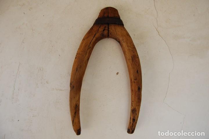 Antig&uuml;edades: Horcate o yugo, apero de labranza. - Foto 3