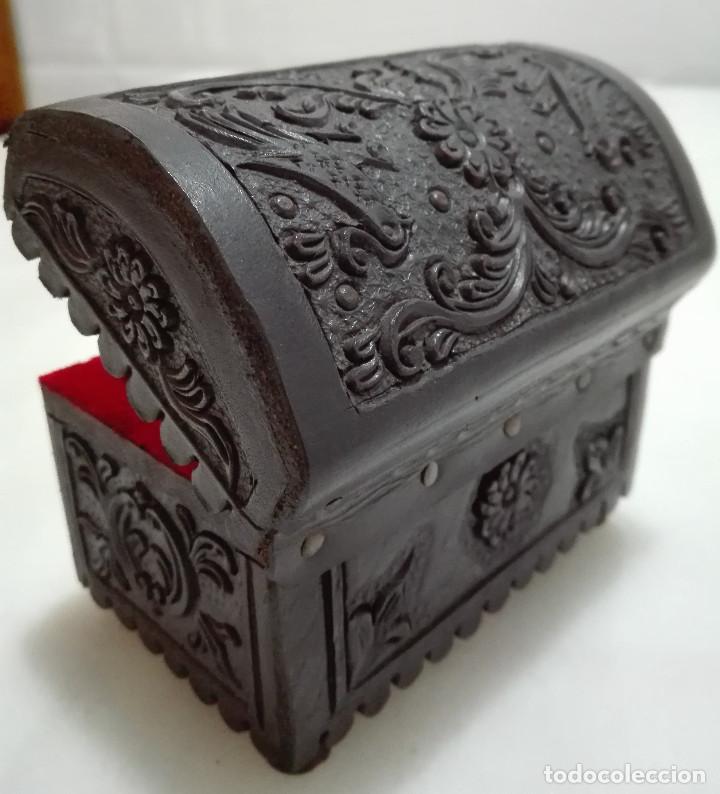 Antig&uuml;edades: CAJITA CUERO REPUJADO - Foto 3