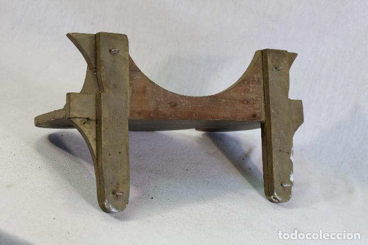 Antig&uuml;edades: repisa de madera repintada - Foto 2