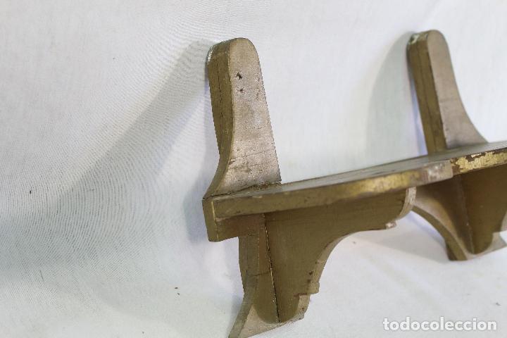 Antig&uuml;edades: repisa de madera repintada - Foto 4