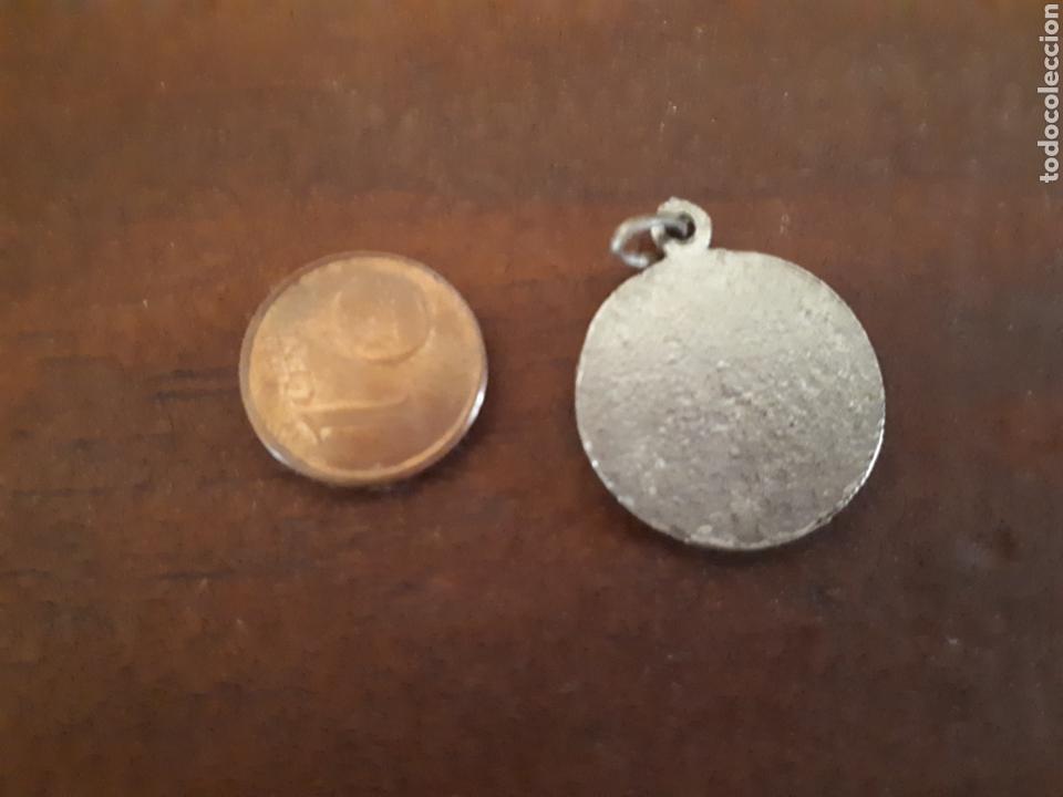 Antig&uuml;edades: Curiosa medalla plateada - Foto 2