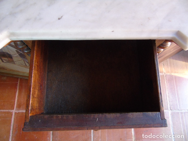 Antig&uuml;edades: MESILLA DE MADERA DE NOGAL, CON M&Aacute;RMOL BLANCO. - Foto 5