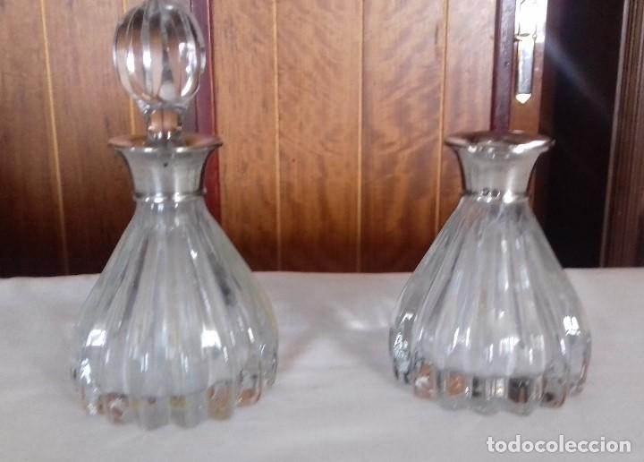 Antig&uuml;edades: ANTIGUOS TARROS DE TOCADOR DE CRISTAL CON CUELLO DE PLATA.