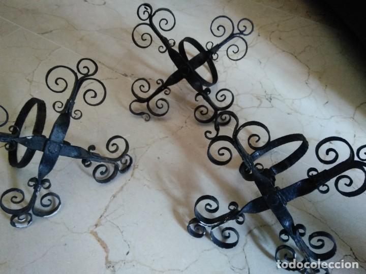 Antig&uuml;edades: Lote de 3 maceteros de forja.  7 cm de di&aacute;metro. - Foto 3