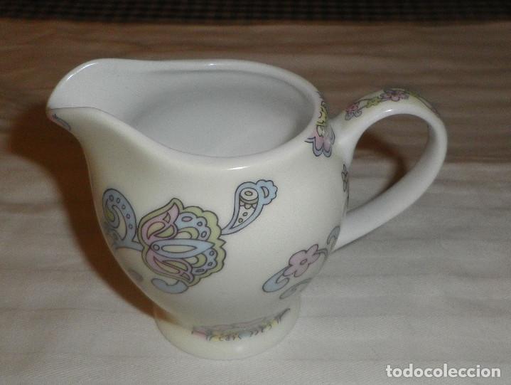 Antig&uuml;edades: jarrita de porcelana decorada con sello en la base - Foto 1