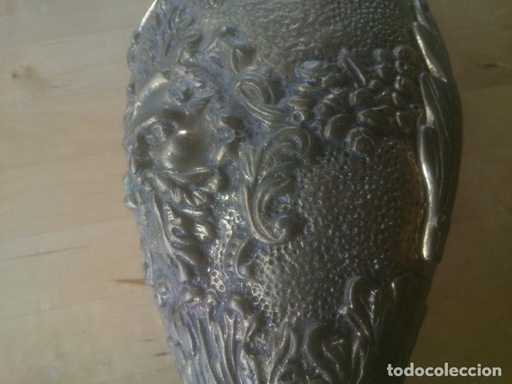 Antig&uuml;edades: ANTIGUO JARRON TODO DE BRONCE LABRADO - Foto 8