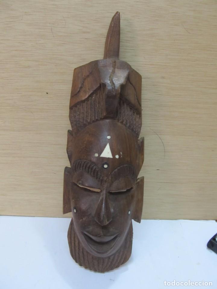 Antig&uuml;edades: CARA DE MADERA TALLADA TIPO BUDISTA O SIMILAR