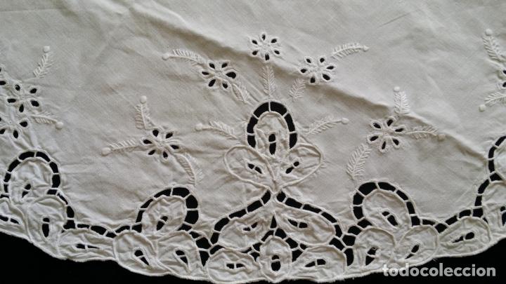 Antigüedades: Mantel redondo bordado a mano - Foto 7 - 174211673