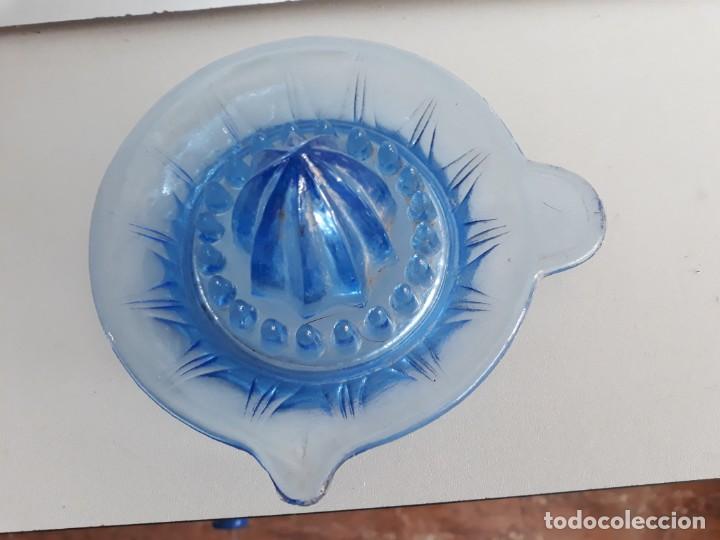 Antig&uuml;edades: Exprimidor antiguo azul cobalto - Foto 1