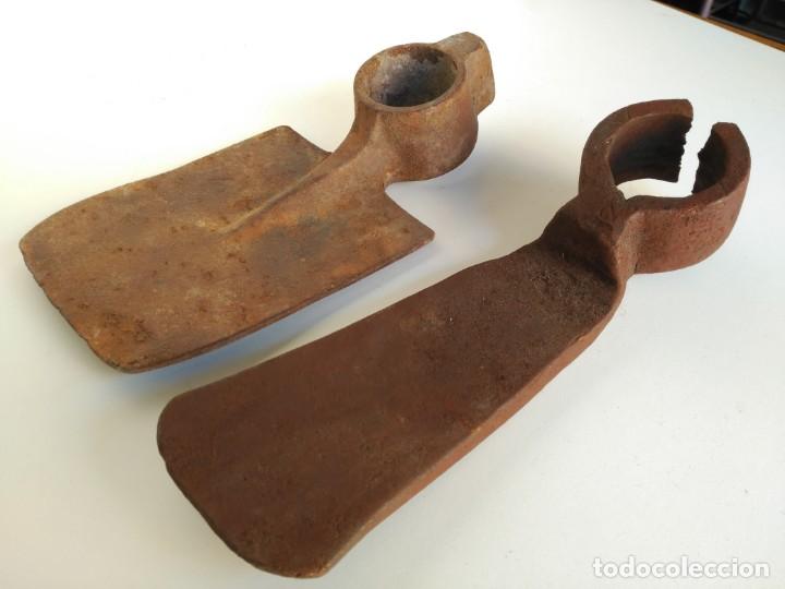 Antig&uuml;edades: Lote de 2 antiguos azadones - Foto 3
