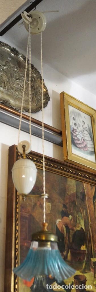 Antig&uuml;edades: Preciosa l&aacute;mpara de sube y bajo o contrapeso con tulipa azul en relieve. Instalaci&oacute;n el&eacute;ctrica nueva