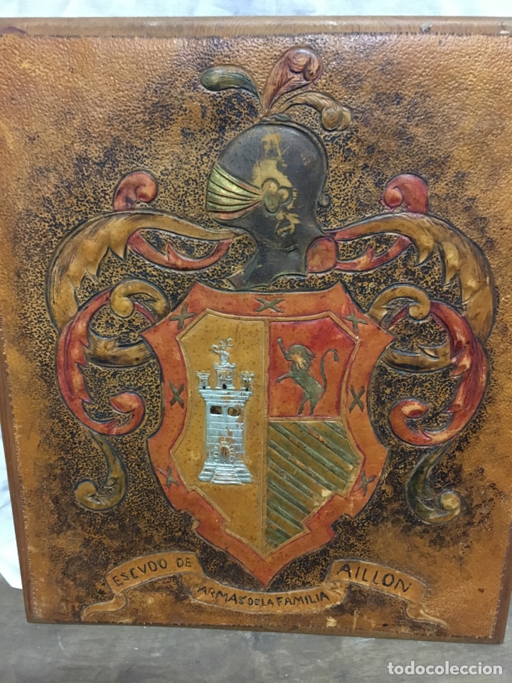 Antig&uuml;edades: Escudo en cuero repujado sobre madera - Foto 1