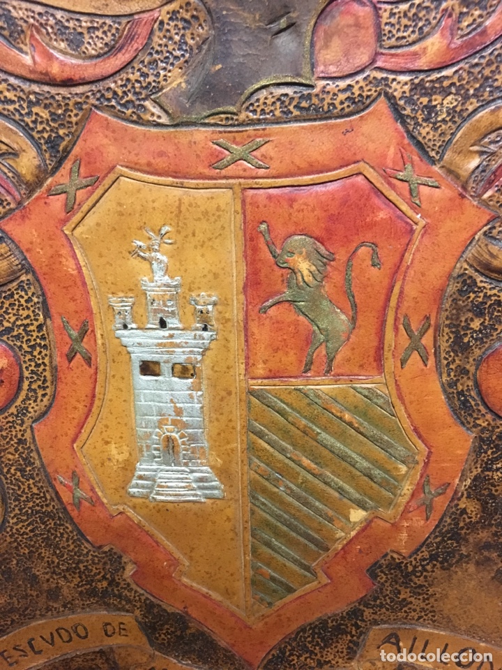 Antig&uuml;edades: Escudo en cuero repujado sobre madera - Foto 2