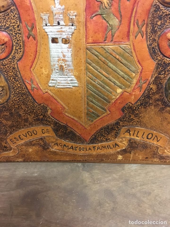 Antig&uuml;edades: Escudo en cuero repujado sobre madera - Foto 3