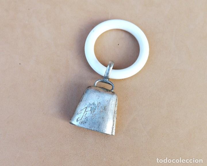 Antig&uuml;edades: ANTIGUO SONAJERO CON MORDEDOR - Foto 1