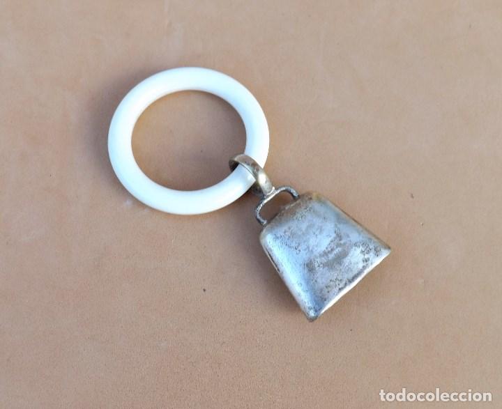 Antig&uuml;edades: ANTIGUO SONAJERO CON MORDEDOR - Foto 2