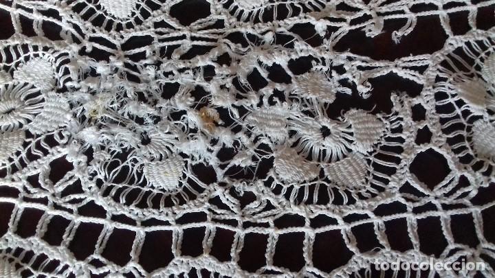 Antig&uuml;edades: ANTIGUO TAPETE DE CROCHET, CON DEFECTO. - Foto 10