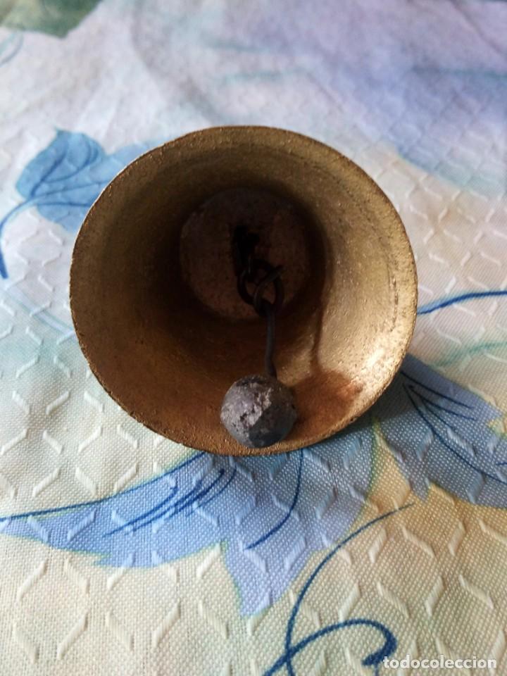 Antigüedades: Antigua campana de bronce. badajo de plomo. - Foto 2 - 131457494