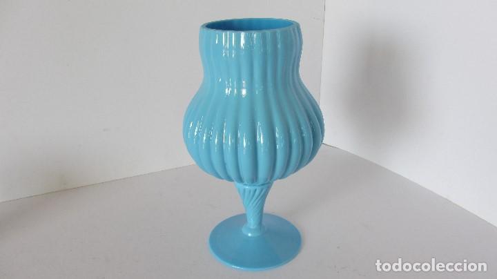 Antig&uuml;edades: FLORERO EN OPALINA AZUL - Foto 2