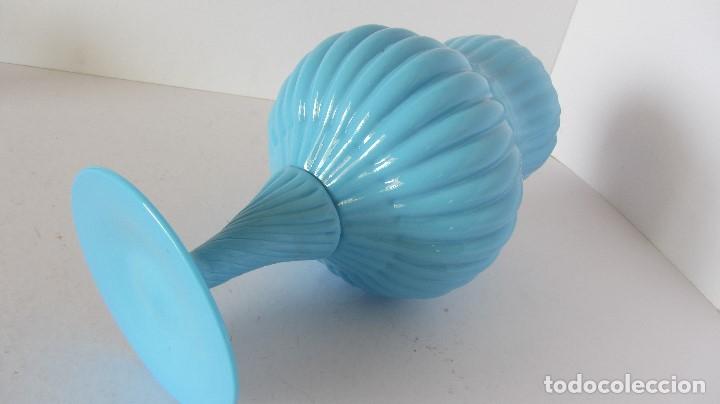 Antig&uuml;edades: FLORERO EN OPALINA AZUL - Foto 3