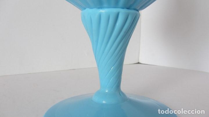 Antig&uuml;edades: FLORERO EN OPALINA AZUL - Foto 4