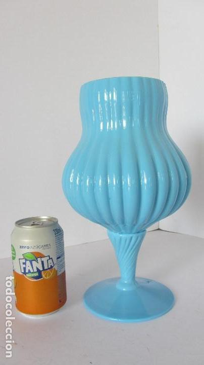 Antig&uuml;edades: FLORERO EN OPALINA AZUL - Foto 1