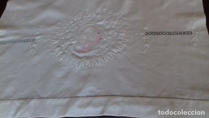 Antig&uuml;edades: MUY ANTIGUA TOALLA DE CREPE BLANCA BORDADA A MANO CON VAINICA.