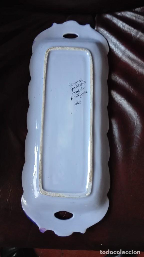 Antig&uuml;edades: Bandeja rectangular de cer&aacute;mica portuguesa. - Foto 3