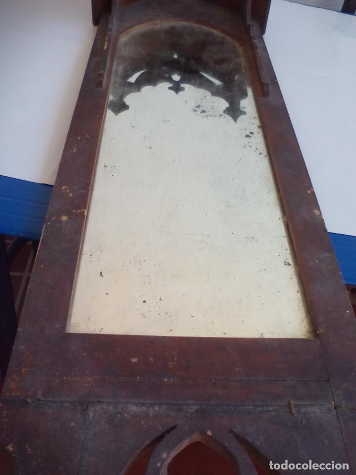 Antig&uuml;edades: Antiguo espejo, con marco de madera. Religioso. - Foto 2