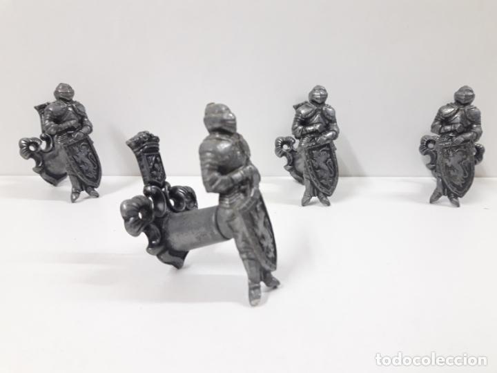 Antiguidades: CUATRO PERCHAS DE CABALLEROS MEDIEVALES