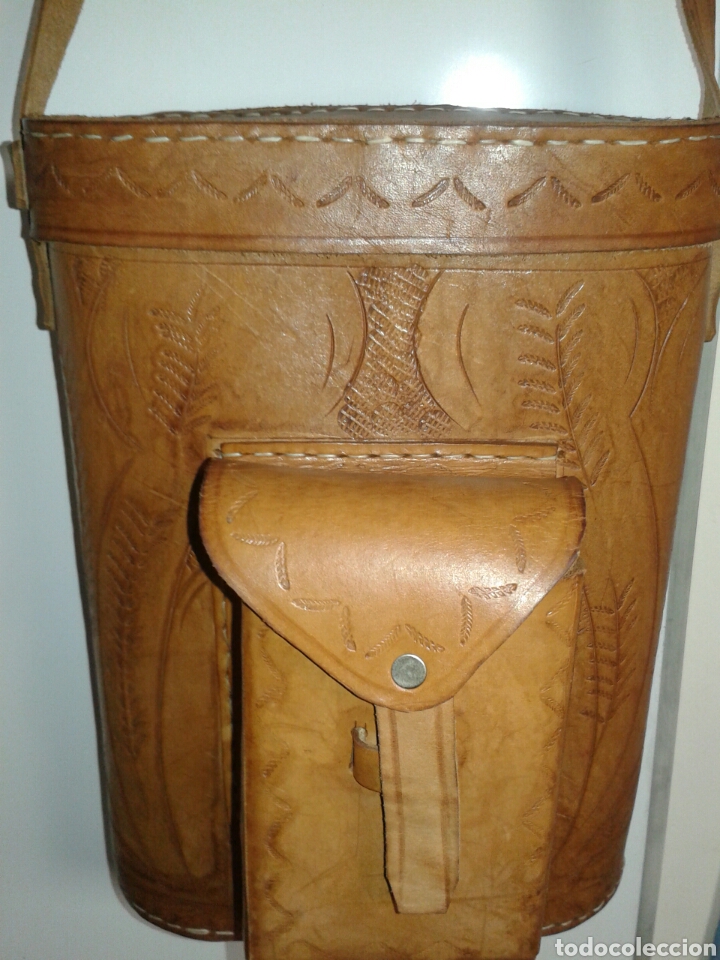 Antig&uuml;edades: BOLSO GUARDA BOTELLAS DE CUERO REPUJADO - Foto 1