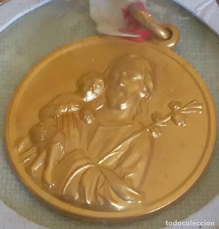 Antiquit&eacute;s: Medalla antigua chapada en oro de 18 kt de San Jos&eacute; con el Ni&ntilde;o Jes&uacute;s