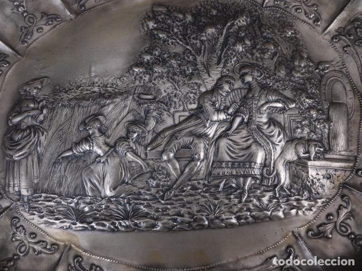 Antig&uuml;edades: BANDEJA EN BAJORELIEVE DECORATIVA - Foto 1
