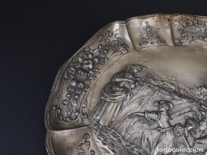 Antig&uuml;edades: BANDEJA EN BAJORELIEVE DECORATIVA - Foto 3