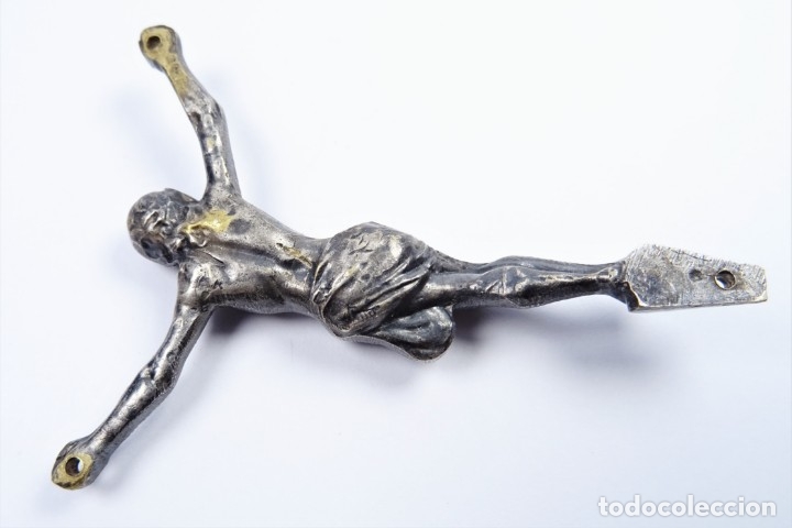 Antig&uuml;edades: Antiguo cristo de bronce con ba&ntilde;o en plata - Foto 4