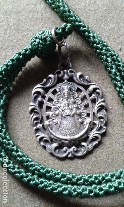 Antig&uuml;edades: PRECIOSA MEDALLA CON CORDON DE LA VIRGEN DEL ROCIO - Foto 1