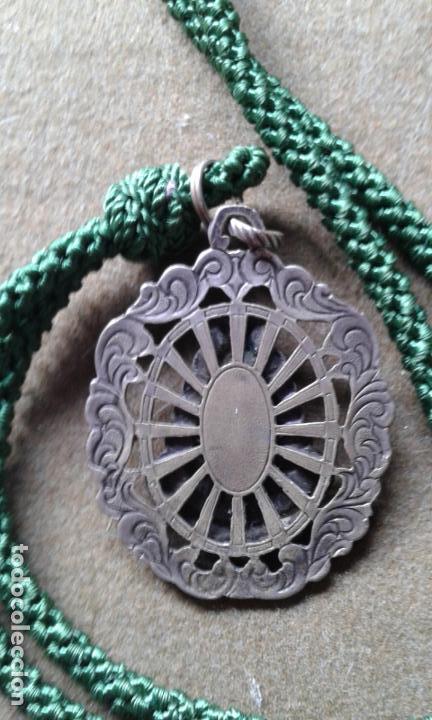 Antig&uuml;edades: PRECIOSA MEDALLA CON CORDON DE LA VIRGEN DEL ROCIO - Foto 2