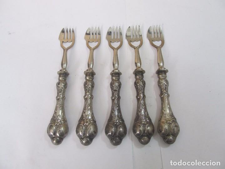 Antig&uuml;edades: 5 TENEDORES CON MANGOS DE PLATA - Foto 1