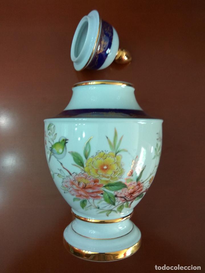 Antig&uuml;edades: JARRON DE PORCELANA DECORADO DE CAPEANS - Foto 2