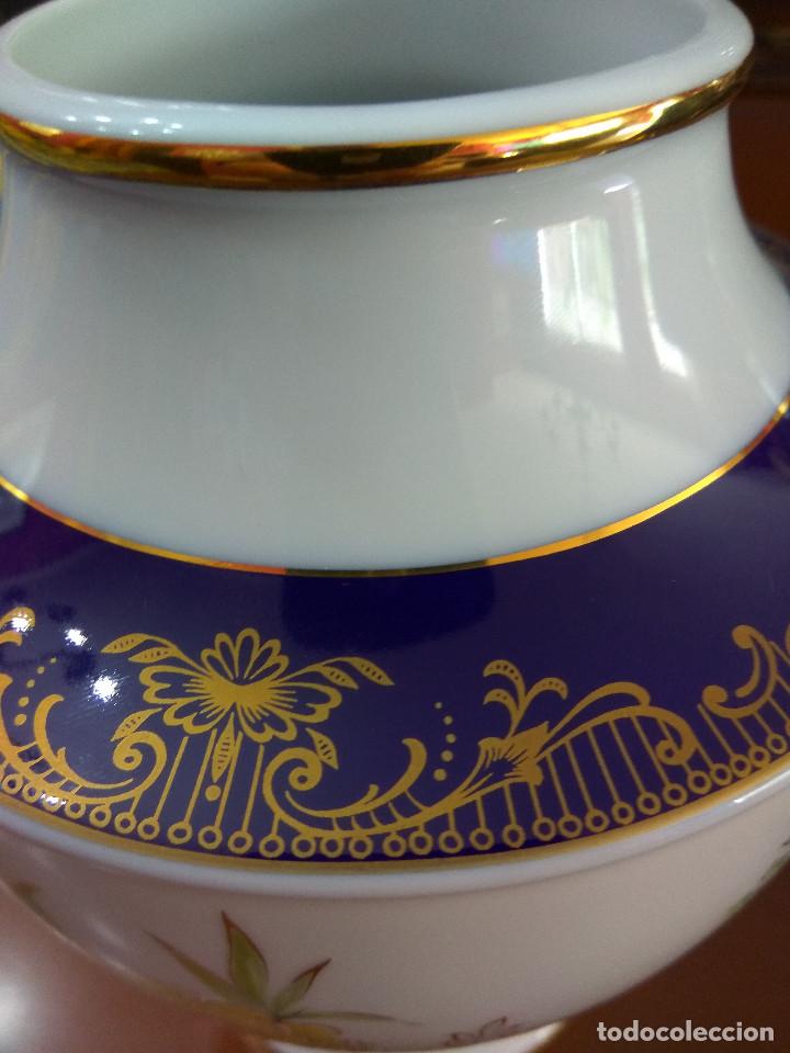 Antig&uuml;edades: JARRON DE PORCELANA DECORADO DE CAPEANS - Foto 3
