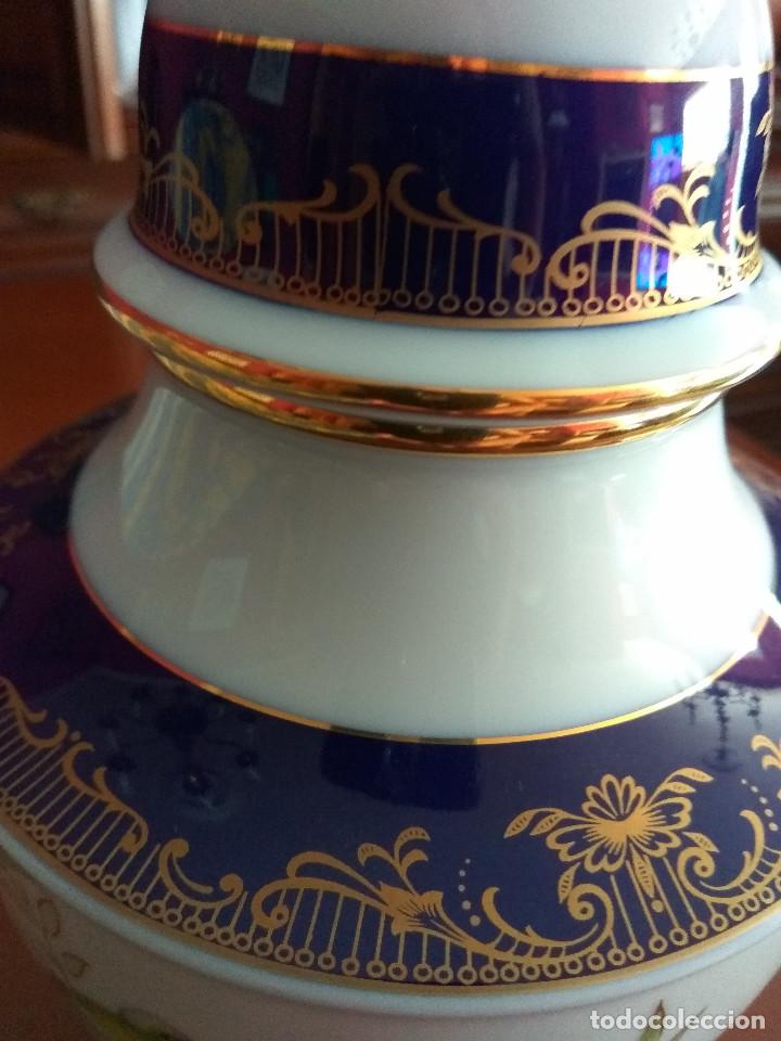 Antig&uuml;edades: JARRON DE PORCELANA DECORADO DE CAPEANS - Foto 4